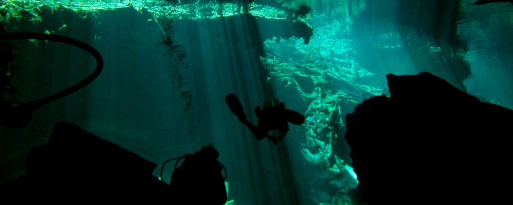 Cenote chacmool in cancun