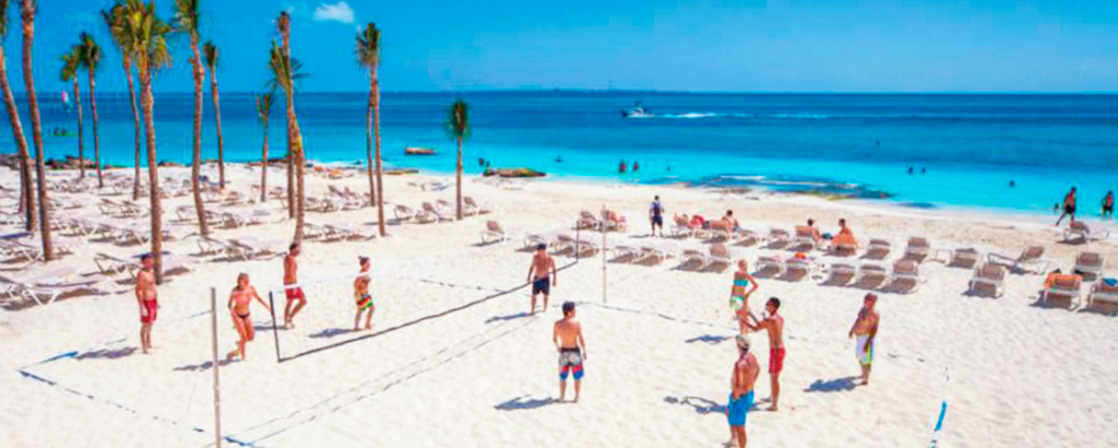 personas jugando volley ball en playas de cancun