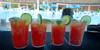 Renovando el Swim Up Bar de Los Cabos