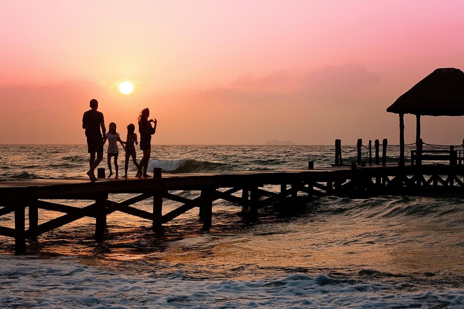 family-sunset-in-cancun